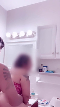 Le dio un poco de polla encima del fregadero del baño