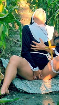 Keseruan Biarawati Kylie pakai jagung