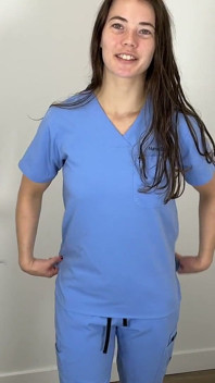 Provando tuta in pizzo e calze di nylon con Scrubs blu Non circonciso