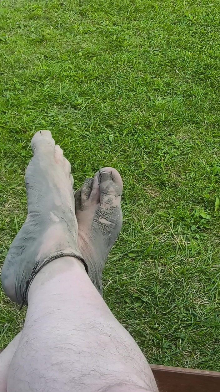 Footfetish: Barfüssiges Warten Auf Die Flut Am Strand