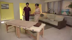 Un masseur baise Shiho, adolescente japonaise mince et excitée, dans sa chatte poilue, non censuré