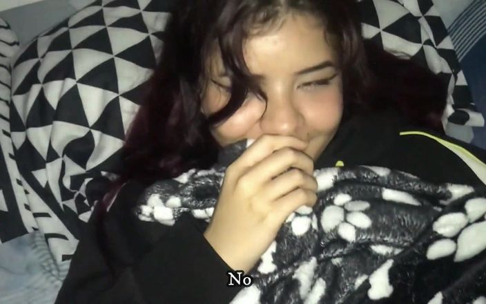 MAFELAGO: O femeie latino minionă goală în camera ei îmi face niște muie...