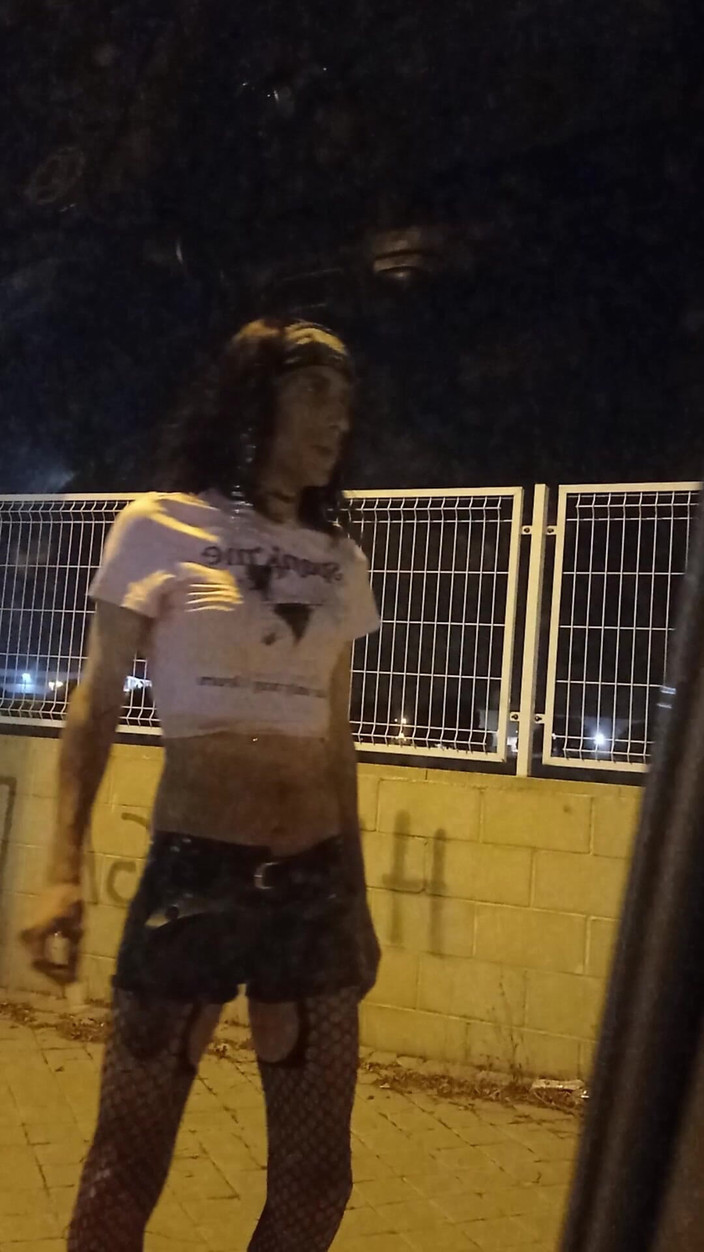 Penelopene27: Travestiet exhibitionist buitenshuis deel 1