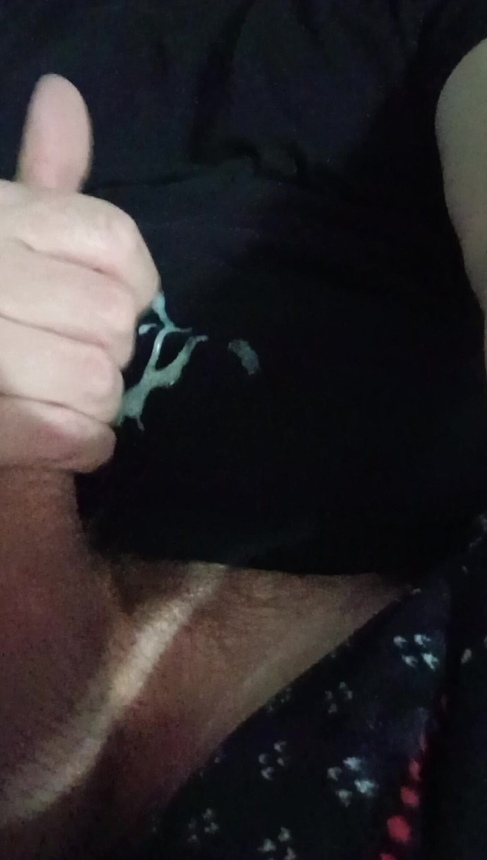 Themilkman618: Melancap dan saya memancut pada baju saya – kucai melekit basah...