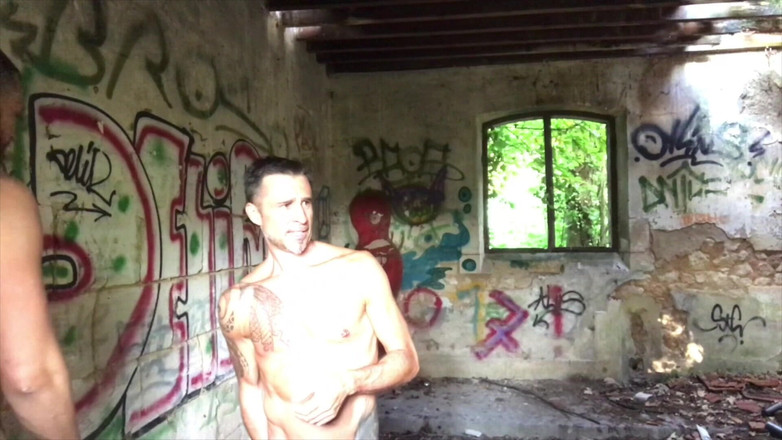 Bareback porn with straight boy: Diễn viên khiêu dâm người Pháp bị bố đụ ngoài trời