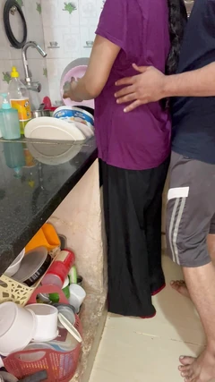 Mi criada estaba limpiando en la cocina, fui y la follé cuando mi esposa estaba fuera
