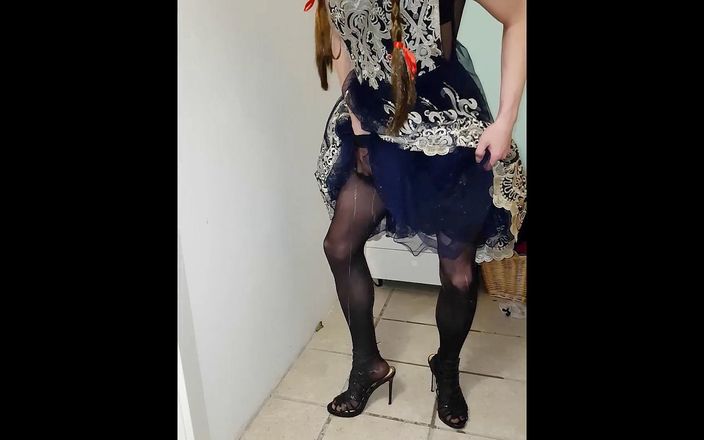 Trans and Cross-Dressers Feet: Tranny Helena Drottning leker med sin hårda kuk