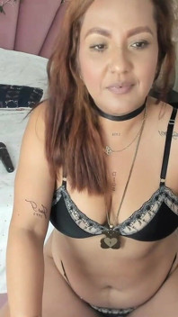 La miLF si masturba duramente