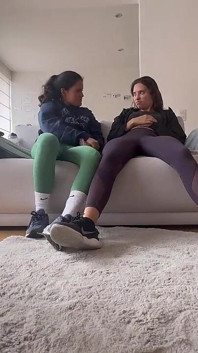 女摔跤大汗淋漓的大脚