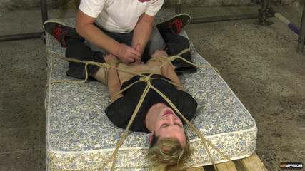 BoyNapped: twink oğlan dölünü çalıyor