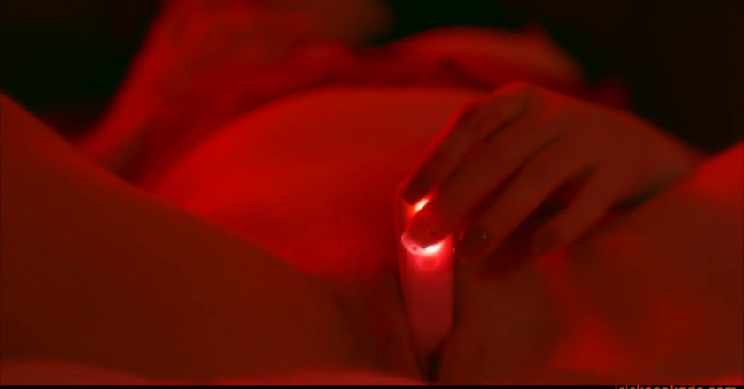 Iris Keenkade: Sensual in red