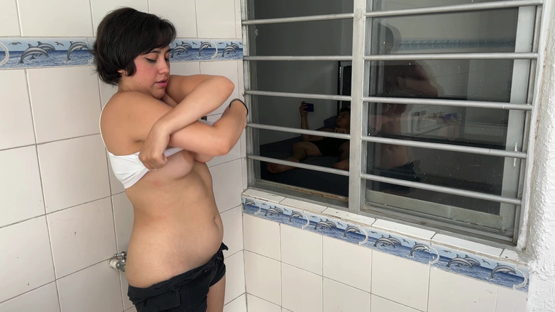 ManuelaAlvarez: Kakak Tiri Terangsang Seksi Saya Melihat Saya Masturbasi Di Kamar...