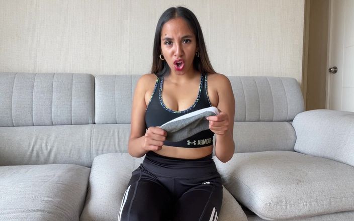 Goddess Alexa femdom: Cewek dengan kaus kaki berkeringat ini dientot habis-habisan sama besar...