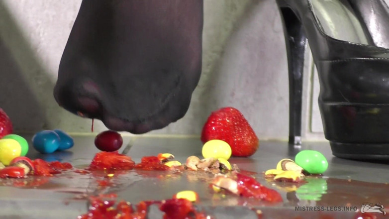 Mistress Legs: Écrasement de nourriture juteux avec des talons hauts