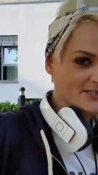 Alexa Gold în fața unui spital