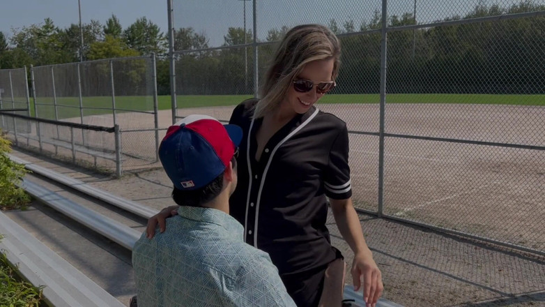 Serenity Cox: Il marito guarda e si unisce al compagno di squadra...