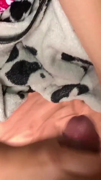 Sora mea vitregă este în camera ei arătându-și curul și mă prinde masturbându-mă. Uită-te la reacția ei!