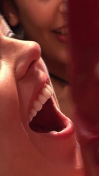 adhovastr pahni shaandaar Three_scene_1_brunette aur sunahre baalon vaali mammiyaan ek saath viry nikaalna chaahti hain