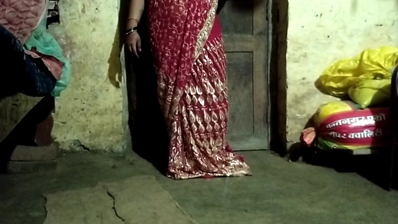 Desi_bhabhi121: युवा भारतीय जोड़ा चुंबन
