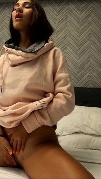 Büyük dildo ve güzel amcık ile ateşli oyunlar