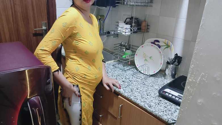 Saarabhabhi6: Najdu svou nadrženou nevlastní mámu v kuchyni - porno v hindštině