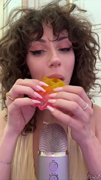 Waffle comendo e chupando Asmr