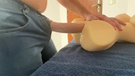 Persetan dengan ini! Hari ini aku akan ngentot bonekamu, dan crot di mulutmu!