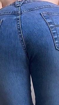 Jeans Fetish – Tarian pantat MILF kecil molek mengusik