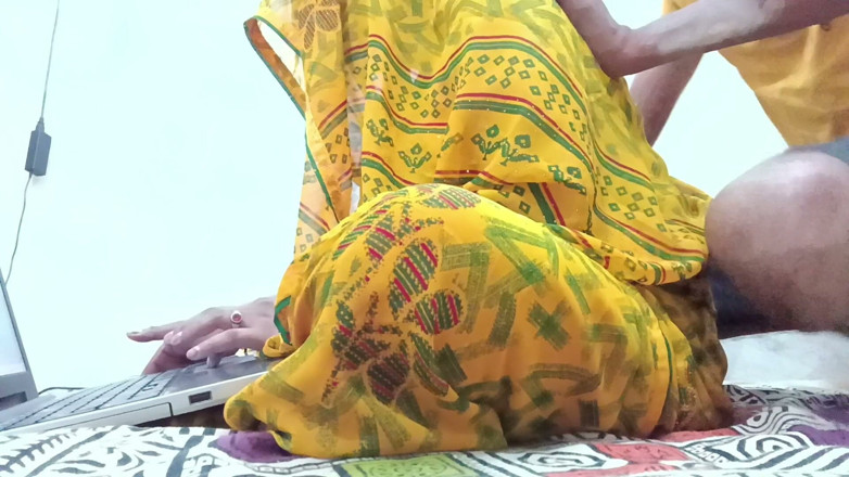 The_Secret_Couple: Padosan Bhabhi Ne Ishare Se Bulaya Fir Massage Karwaya Badme...
