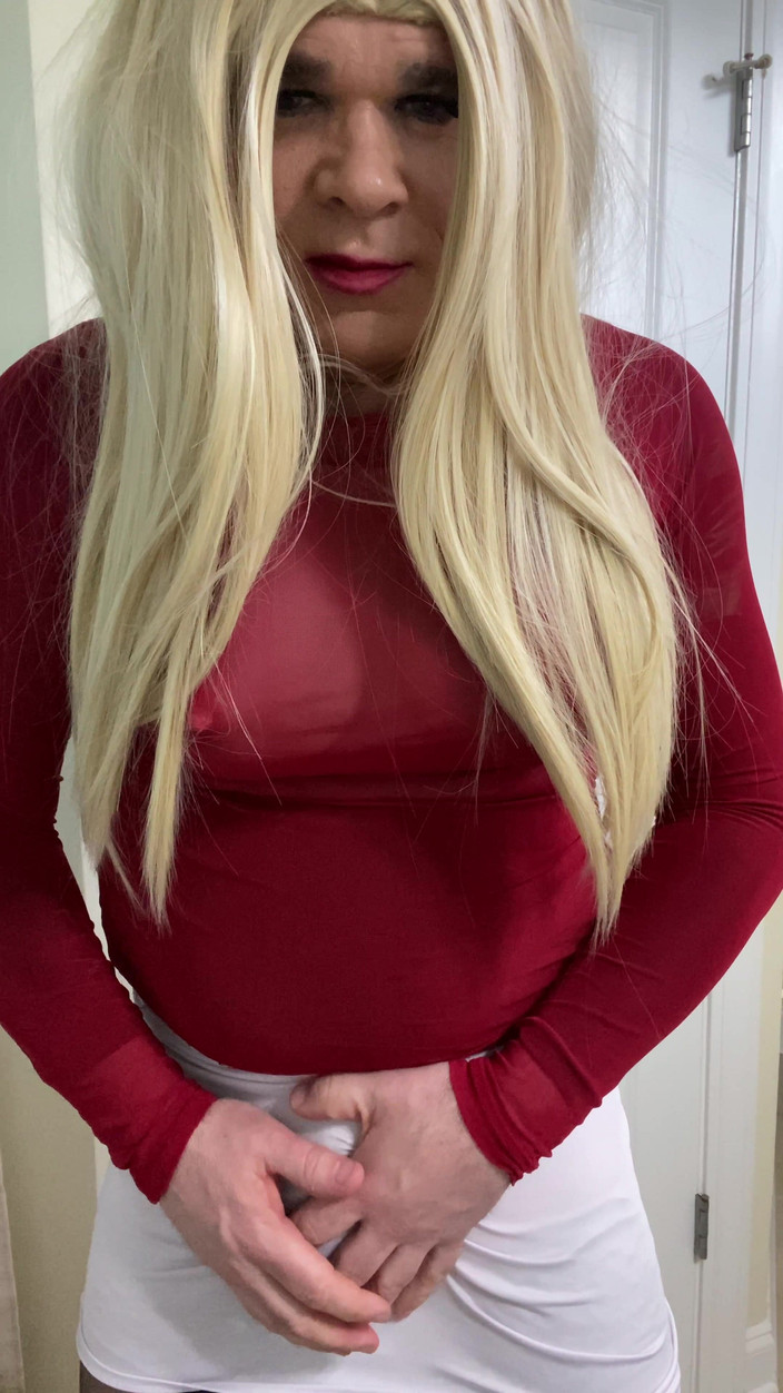 MadisonCD2025: Milf travestiet in zwarte dij, hoge netkousen en hakken praat