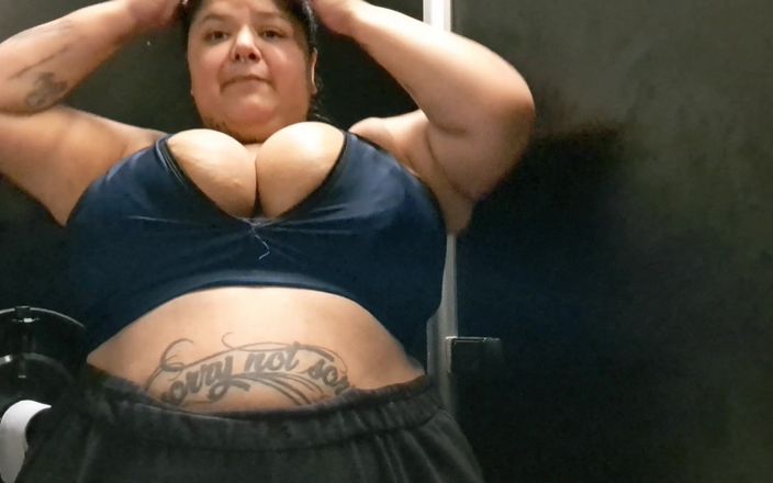 Mary Jhuana: Předvádí se po cvičení v koupelně v tělocvičně