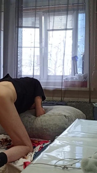 Vecinul mulge pula apoi face o muie profundă înainte de ejaculare