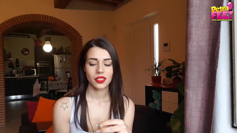 Smokin Fetish: Sedutora italiana gata Petra adora charutos