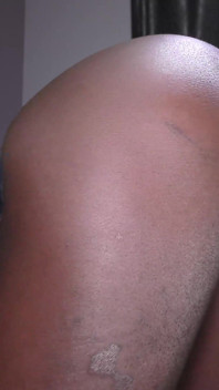 Chica negra de piernas largas toma una gran polla y una corrida interna