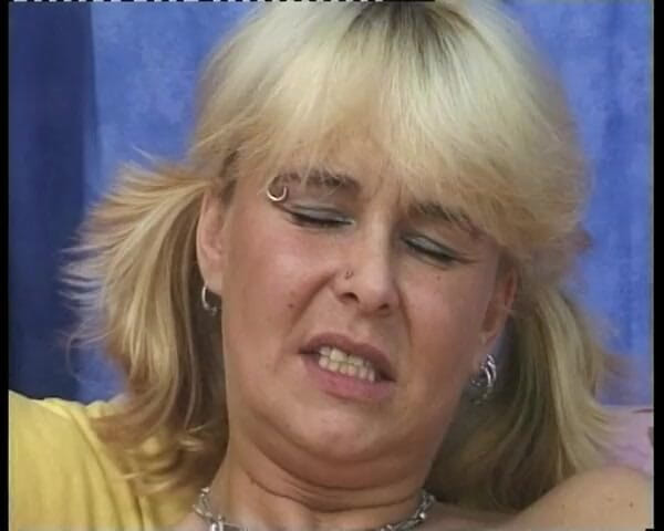 YOUR FIRST PORN: Olgun üvey anne Janina tüm hayatı boyunca mastürbasyon yapıyor