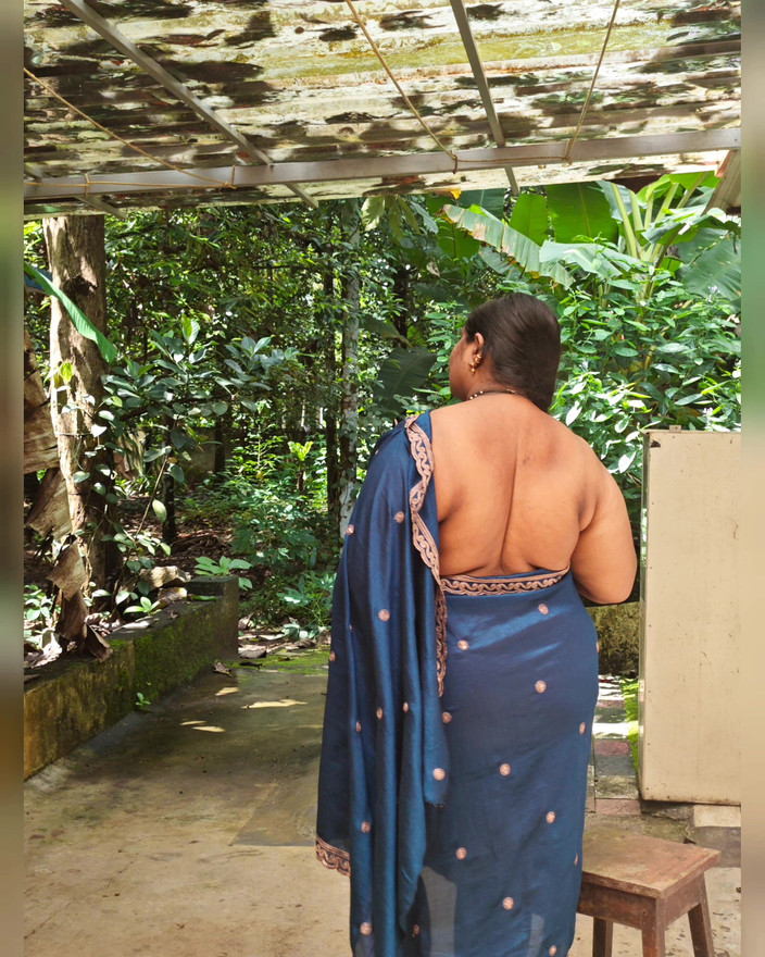 Anne Ipe: Девушка дези в Топлес, сексуальная фотосессия в синем шальваре, после фото