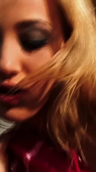 Carli bank & valentina vaughn saling menjelajahi pertemuan lesbian sensual