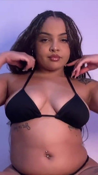Cchuby Brazilian a înregistrat un videoclip cu vibratorul ei pentru fostul ei iubit, dar a decis să-l arate pentru toată lumea!