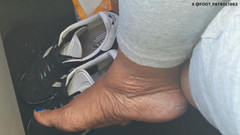 Foot Patrol: 맨발로 승용차에 타고 있는 동안 발 플레이