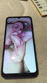 O curvă obraznică își urmărește propriul film porno înghițind pula aia adânc în gât cu încărcătura pe care o are