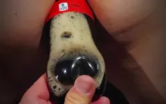 Una troia prende una punizione con bottiglia di coca-cola