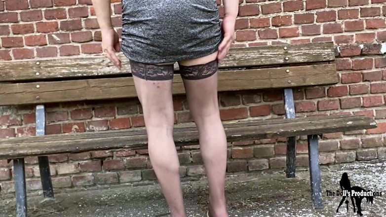 Emily Rossi: Emily rossi Crossdresser बाहर अपनी गांड और लंड में हस्तमैथुन करती है और अपने नायलॉन पैरों पर वीर्य निकालती है