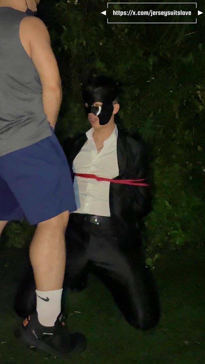 Human Urinal: Oblek bojuje proti hanbě a ponížení v divočině