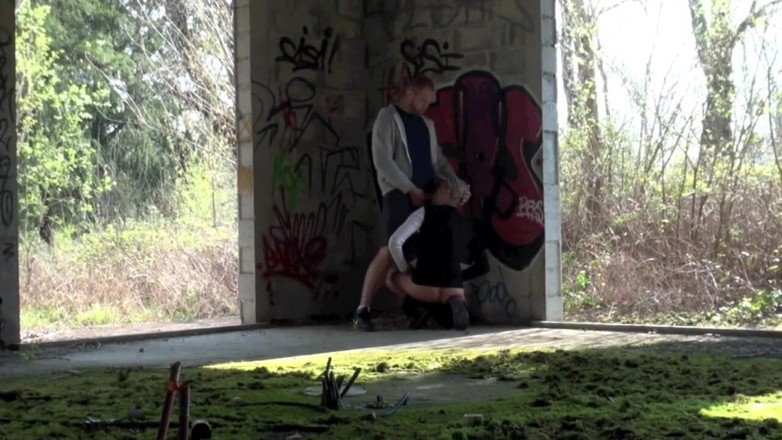 Crunch Boy: Twink utilizada por barba en exhib al aire libre