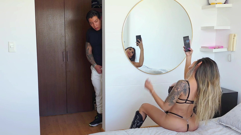 Winter_steph: Surpresa minha meia-irmã com pau !! Ela quase me pegou cheirando...