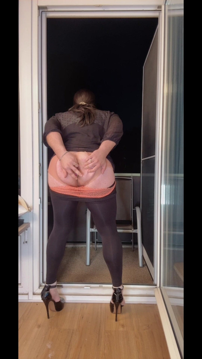 SissyDaniella: Sissy dokuczanie i dildo jazda na balkonie