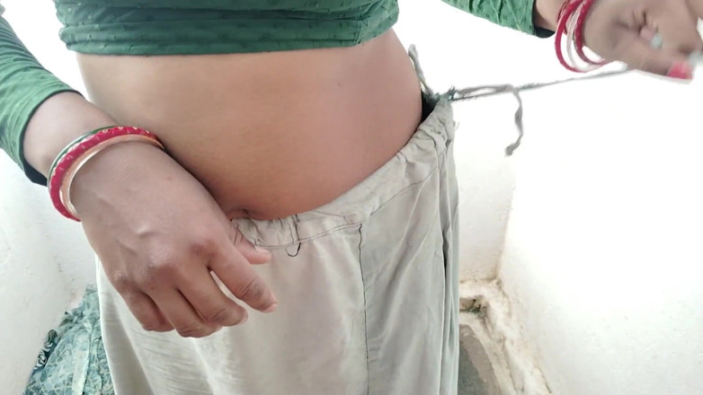 Rachna73: Kakak ipar india bersihin rambutnya di kamar mandi