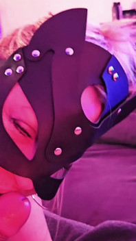 Bigsexydaddyd krijgt pijpbeurt van Domkat