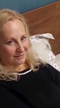 Amateur blonde rijpe vrouw geniet van seks na het lopen