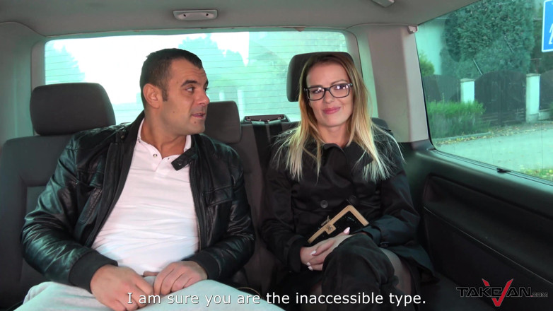 Take Van: Une secrétaire sexy convaincue de baiser dans une camionnette avec...